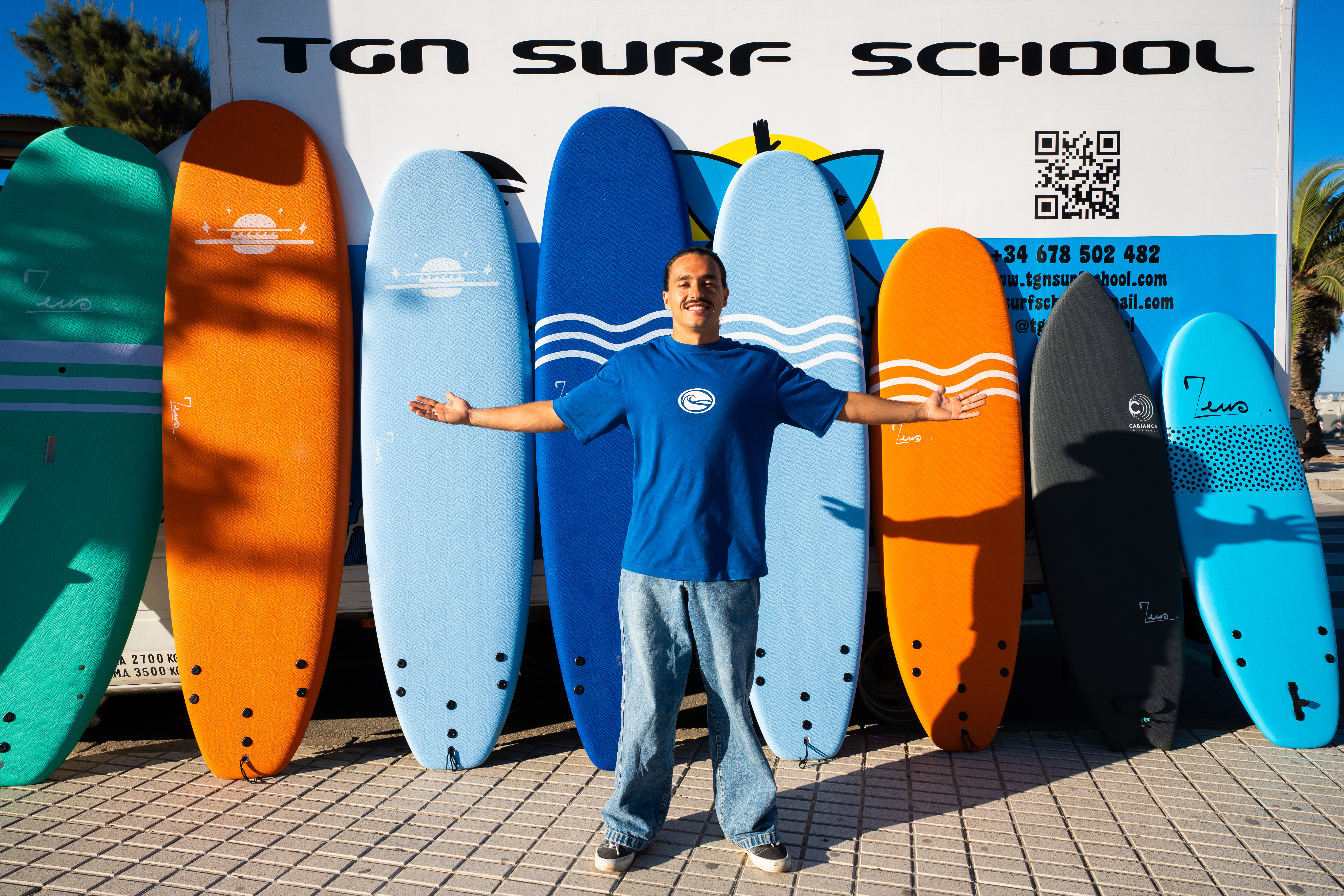 Eric Faura — Fundador de TGN Surf School enseñando surf en Tarragona